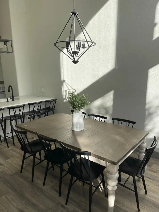 Main Street Farmhouse City Retreat By Hollyhock لويفيل
